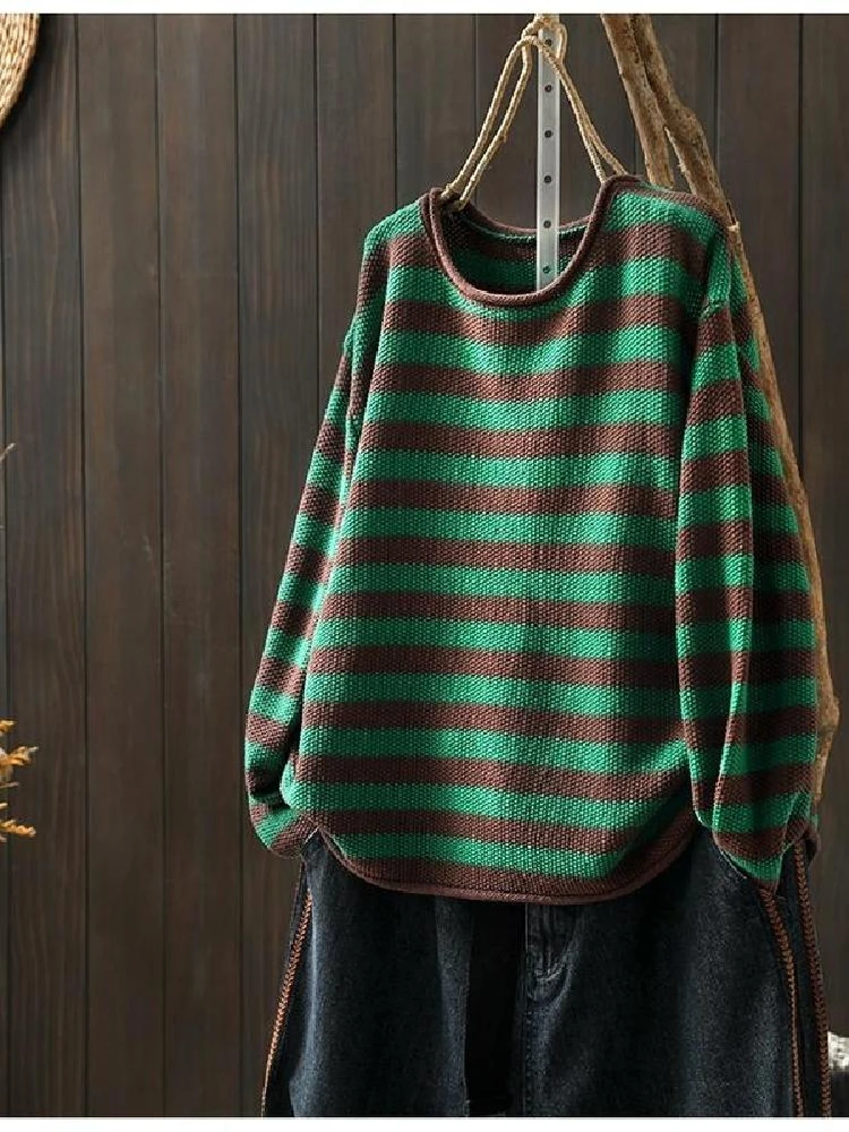 Свободный женский вязаный свитер в полоску, цветная блузка, топ для похудения, средней длины, винтажный художественный свитер больших размеров, скрывающий мясо
Свободный женский вязаный свитер в полоску, цветная блузка, топ для похудения, средней длины, винтажный художественный свитер больших размеров, скрывающий мясо