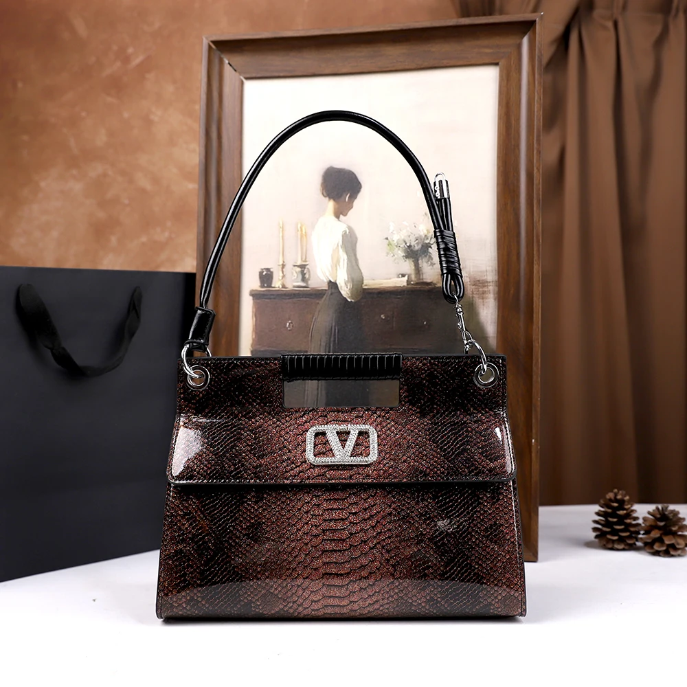 2025Новая женская европейская и американская модная сумка большой вместимости в стиле ретро со змеиным узором, сумка подмышками на одно плечо
2025Новая женская европейская и американская модная сумка большой вместимости в стиле ретро со змеиным узором, сумка подмышками на одно плечо