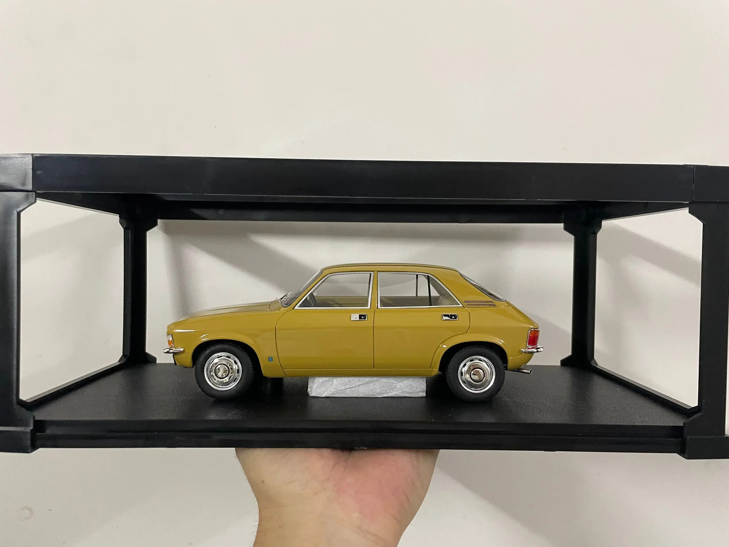 1:18 Scale Resin Collect Model Toy Car - Allegro Harvest Gold 1973 - Boy's Birthday Gift Scene Decoration New in Box
1:18 Scale Resin Collect Model Toy Car - Allegro Harvest Gold 1973 - Boy's Birthday Gift Scene Decoration New in Box
