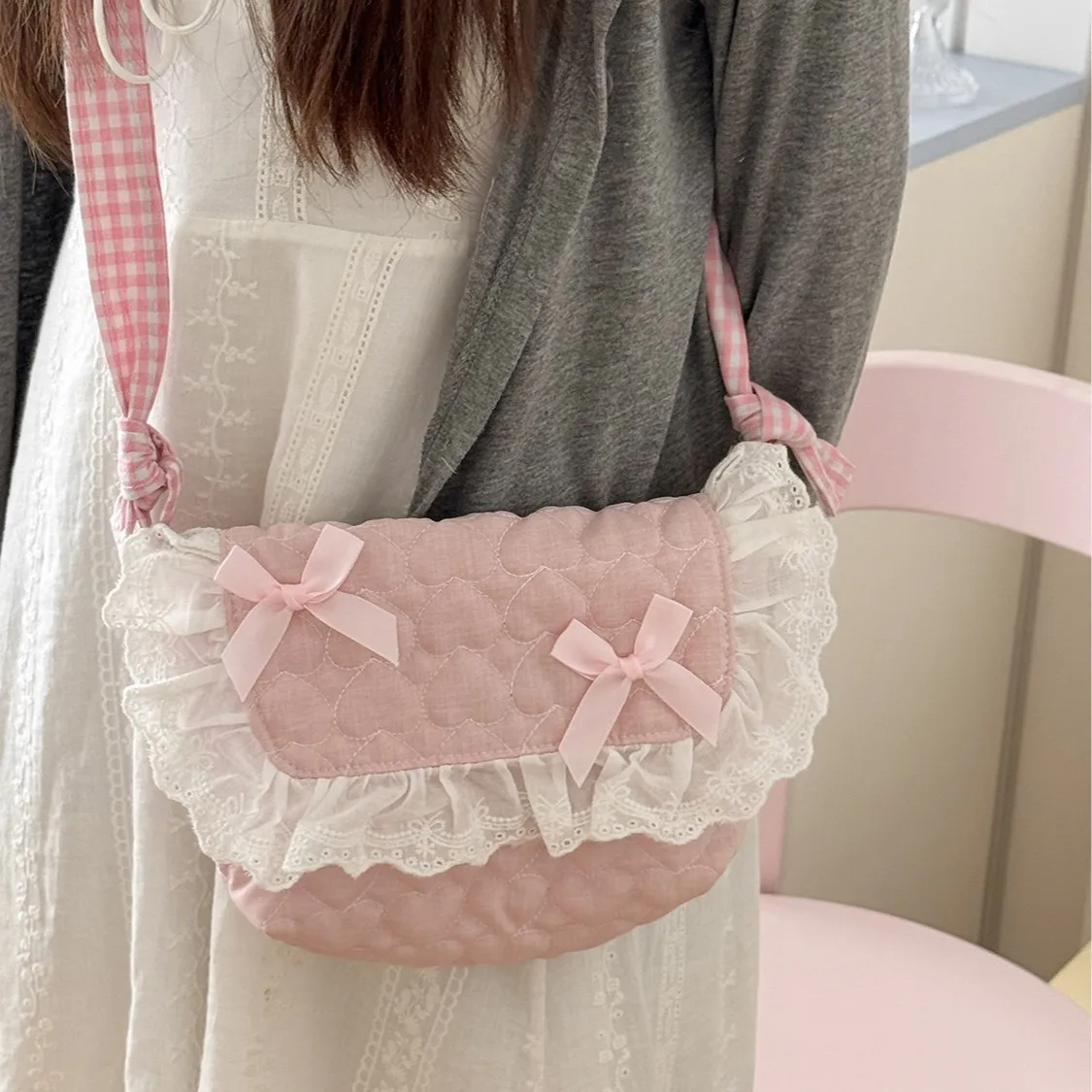 Хлопковая розовая сумка-кроссбоди в клетку с бантом, милая сумка для хранения в форме сердца, сумка через плечо Kawaii для девочек.
Хлопковая розовая сумка-кроссбоди в клетку с бантом, милая сумка для хранения в форме сердца, сумка через плечо Kawaii для девочек.