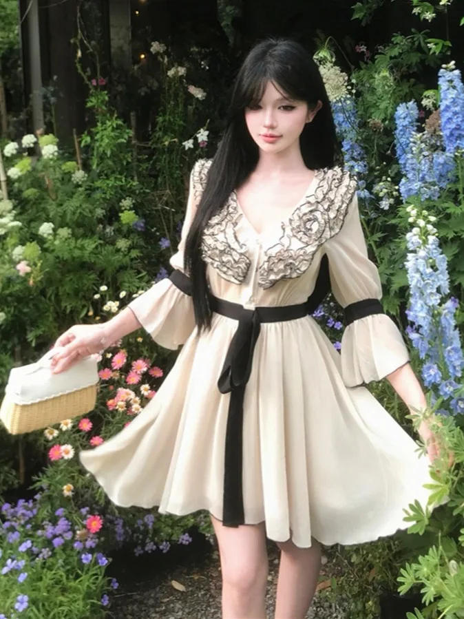 Retro V-neck Embroidered Short Dress Slimming Waist Bell Sleeve A-line Skirt Summer New Style Commute Elegant Lady Dress
Retro V-neck Embroidered Short Dress Slimming Waist Bell Sleeve A-line Skirt Summer New Style Commute Elegant Lady Dress