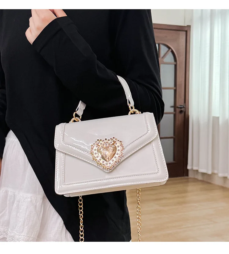 Fashion Women's Messenger Bag Vintage Square Purse High-End Chain Strap Retro European Style Small Crossbody Bag for Ladies
Fashion Women's Messenger Bag Vintage Square Purse High-End Chain Strap Retro European Style Small Crossbody Bag for Ladies