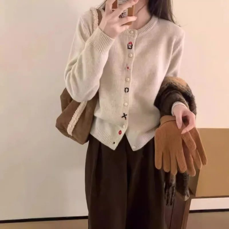 Женский осенний новый вязаный топ с круглым вырезом, мягкий вязаный кардиган, нежный повседневный универсальный свободный свитер, верхняя одежда
Женский осенний новый вязаный топ с круглым вырезом, мягкий вязаный кардиган, нежный повседневный универсальный свободный свитер, верхняя одежда