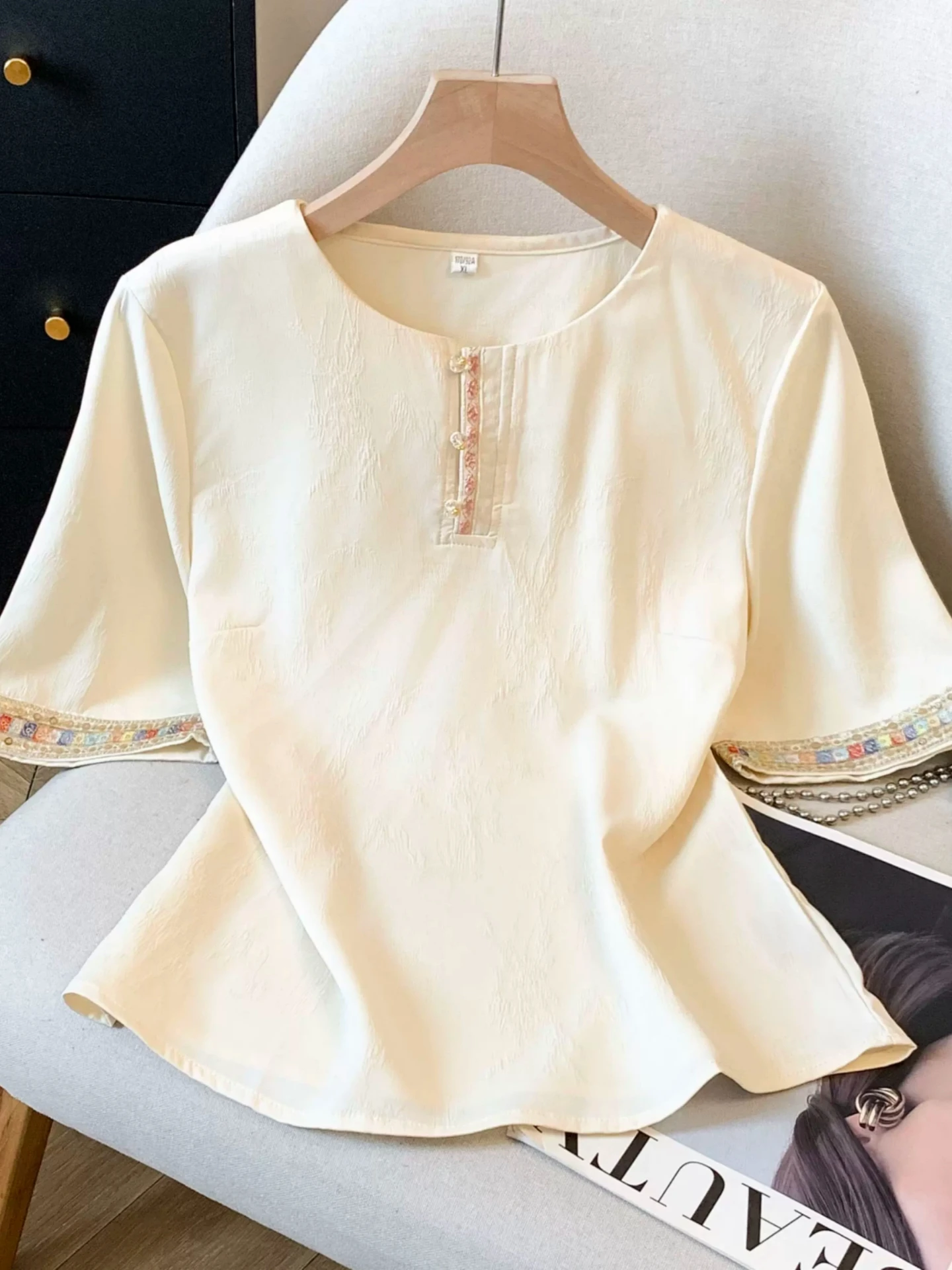 New Chinese Style Short Sleeve Embroidered Shirt Women Summer 2026 plus Size Fat MM Slimming Design Retro Button up Top
New Chinese Style Short Sleeve Embroidered Shirt Women Summer 2026 plus Size Fat MM Slimming Design Retro Button up Top