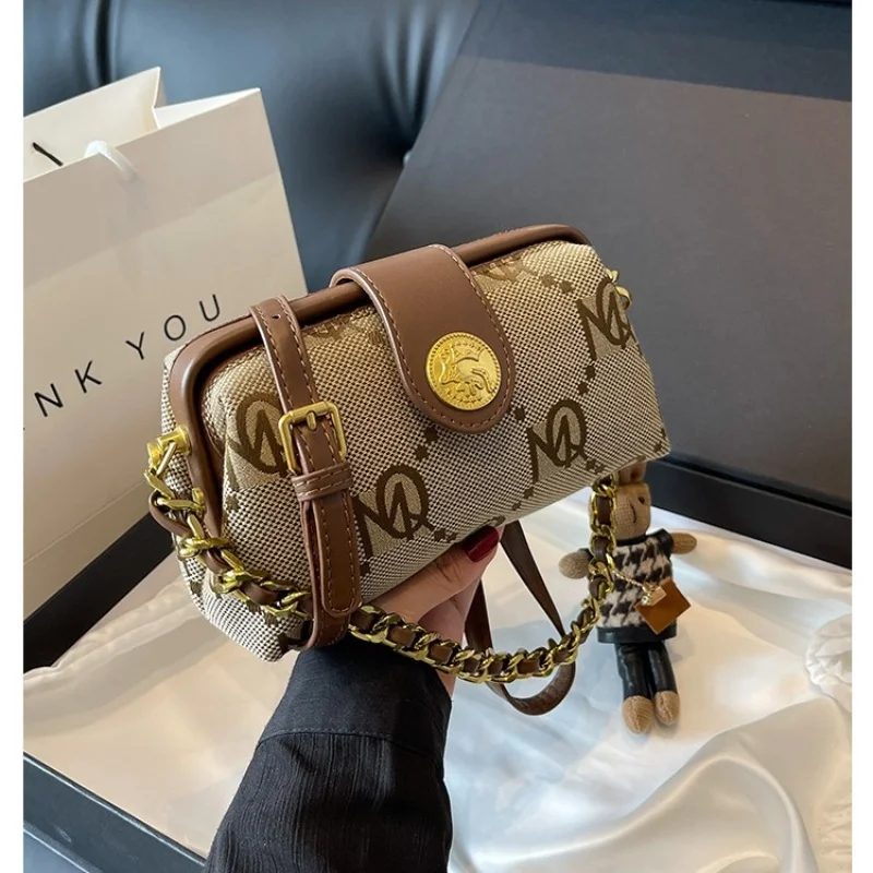 European Ladies Shoulder Bag Fashion Chain Girl Crossbody Handbag Tote Bag Vintage Printing Pendant Decoration Canvas Material
European Ladies Shoulder Bag Fashion Chain Girl Crossbody Handbag Tote Bag Vintage Printing Pendant Decoration Canvas Material