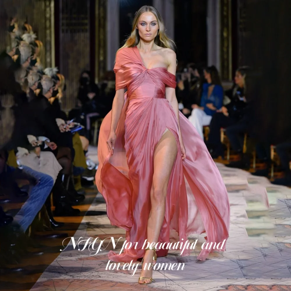 NFYN Red Prom Dress Sweetheart One-Shoulder Sleeve Prom Gown Split Pleated Chic Woman Evening Dress robes de soirée Customized
NFYN Red Prom Dress Sweetheart One-Shoulder Sleeve Prom Gown Split Pleated Chic Woman Evening Dress robes de soirée Customized