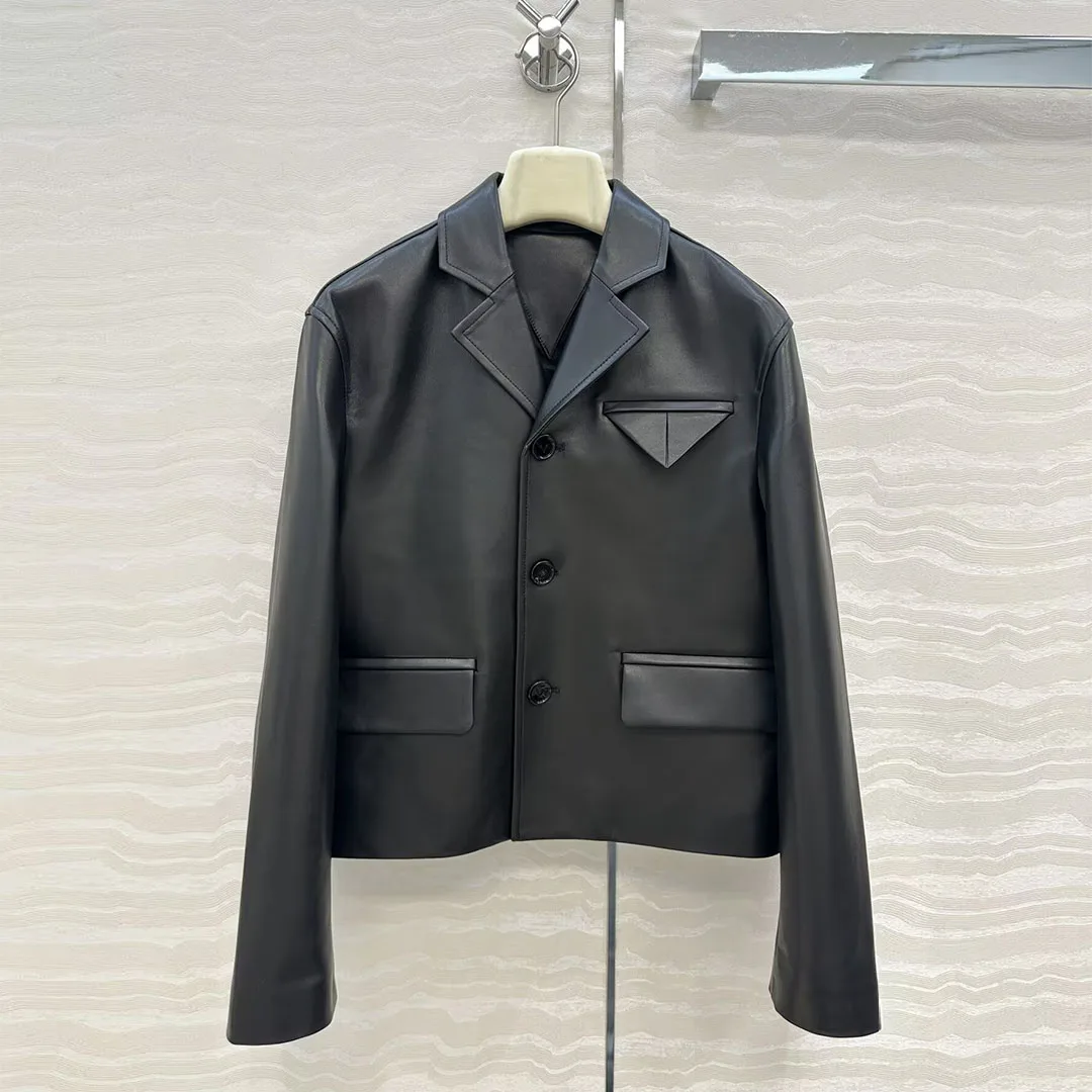 Top Quality 100% Sheepskin Suit Jacket Women Notched Lapel Long Sleeve Three Buttons Black Cool Genuine Leather Short Retro Coat
Top Quality 100% Sheepskin Suit Jacket Women Notched Lapel Long Sleeve Three Buttons Black Cool Genuine Leather Short Retro Coat