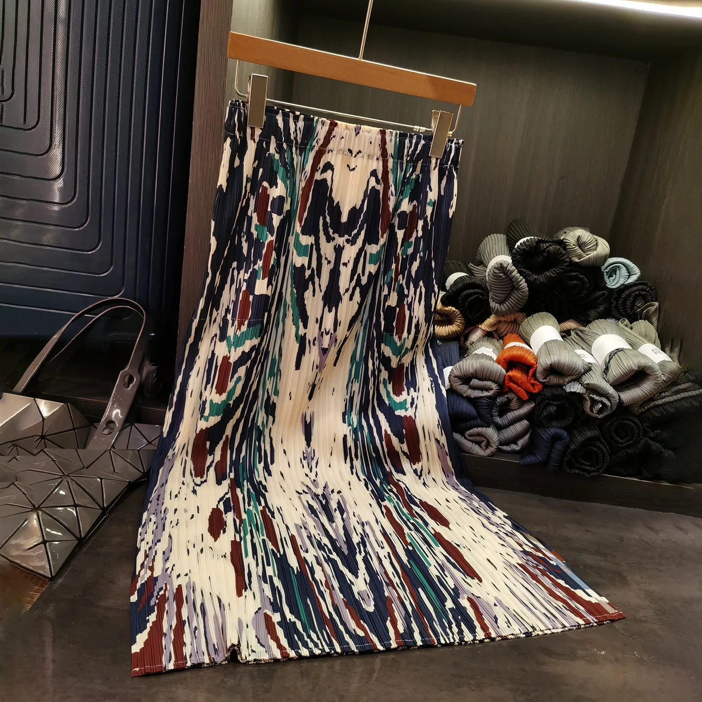 Miyake Pleated Skirt Plisse Niche Premium Sense Fold Design Resort Style Classic Pleat Print Jupe Summer Pleats Mid-length Skirt
Miyake Pleated Skirt Plisse Niche Premium Sense Fold Design Resort Style Classic Pleat Print Jupe Summer Pleats Mid-length Skirt