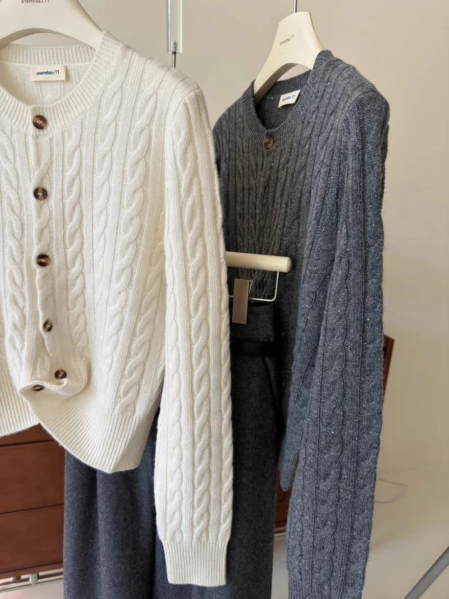 Elegant Short Knitted Twist Cardigan Coat Women's Lazy Style Inner Match Sweater Top Autumn Winter New Arrival Casual Fashion
Elegant Short Knitted Twist Cardigan Coat Women's Lazy Style Inner Match Sweater Top Autumn Winter New Arrival Casual Fashion