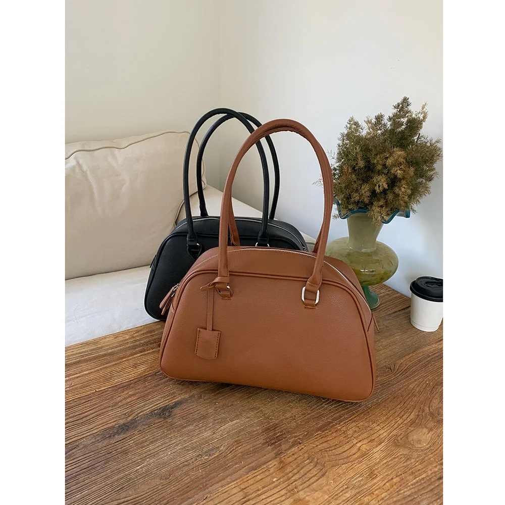 New Winter Big Size Soft Leather Women Large Retro Bowling Bags Commute Handbags High Quality Simple Shoulder Bag Brown
New Winter Big Size Soft Leather Women Large Retro Bowling Bags Commute Handbags High Quality Simple Shoulder Bag Brown