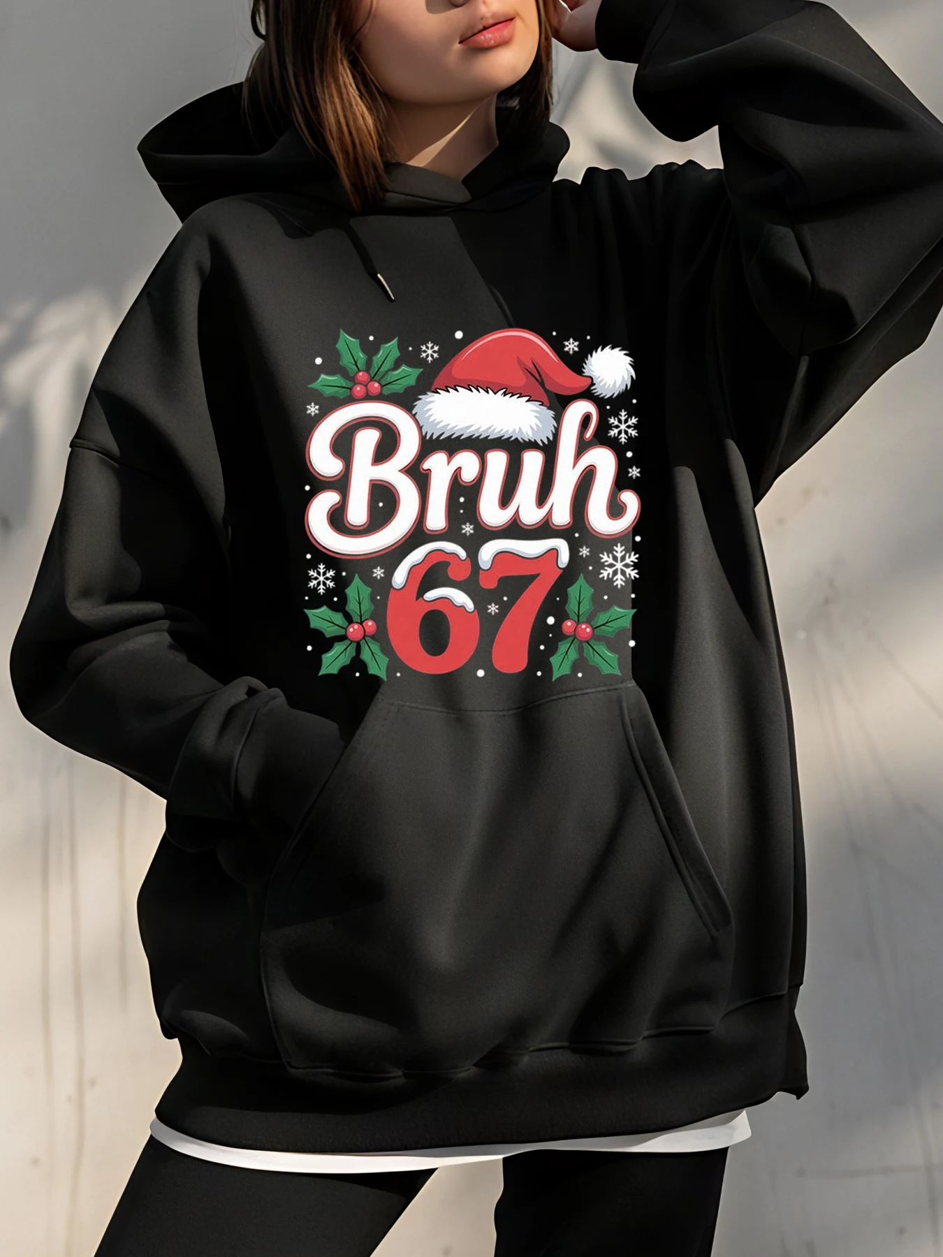 Рождественская толстовка с принтом Bruh 67. и праздничными деталями для повседневного ношения.
Рождественская толстовка с принтом Bruh 67. и праздничными деталями для повседневного ношения.