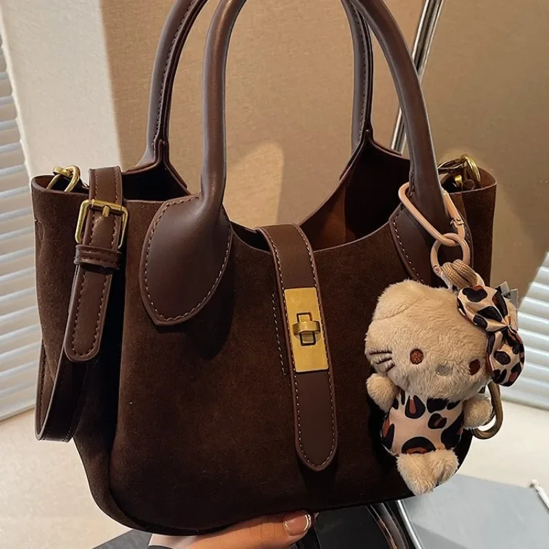 Retro Luxury Designer Shoulder Bag for Women with Kawaii Hello Kitty Pendant Portable Crossbody Bag Handbag
Retro Luxury Designer Shoulder Bag for Women with Kawaii Hello Kitty Pendant Portable Crossbody Bag Handbag