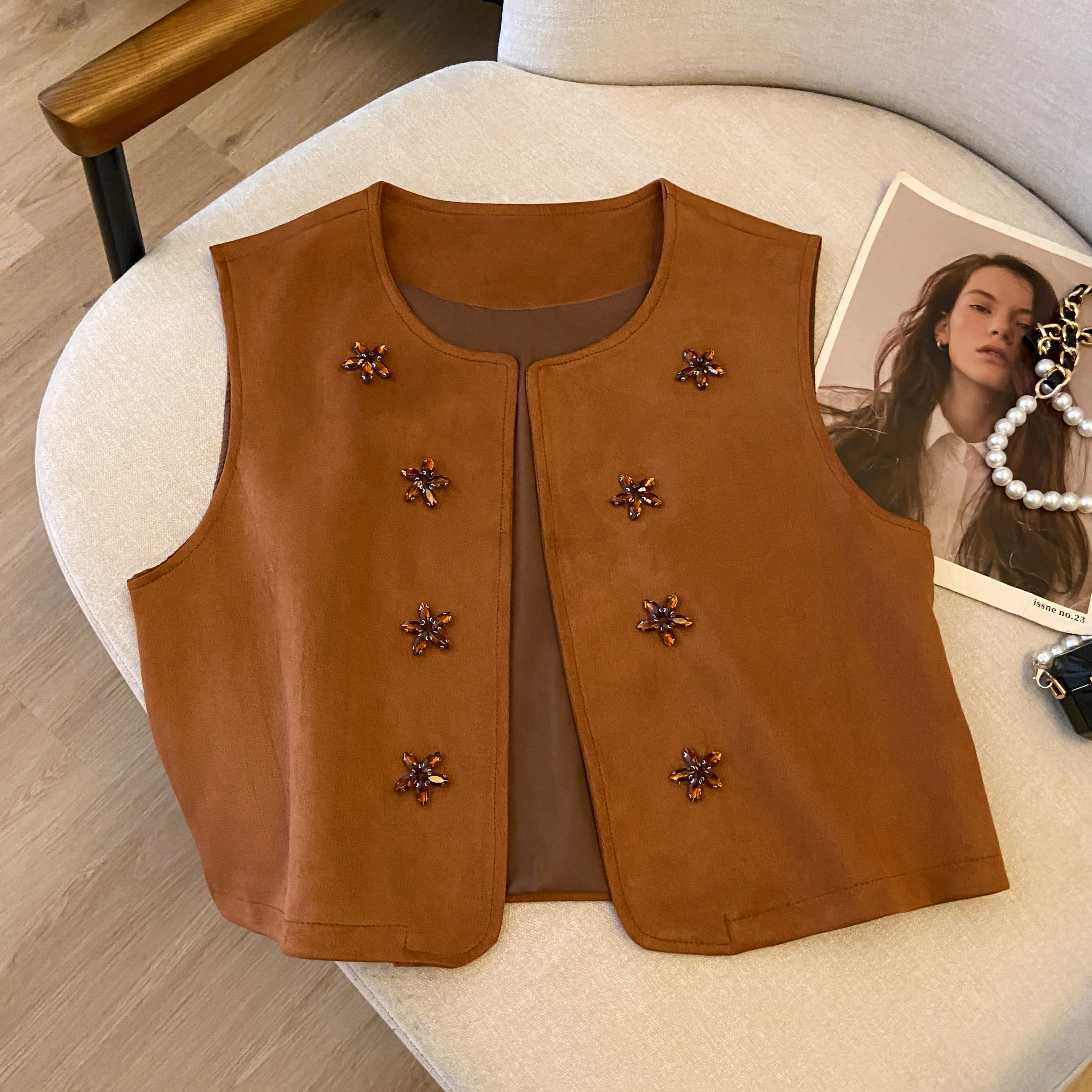 Ретро-жилет из коричневой замши для женщин, укороченный, с V-образным вырезом, украшенный цветами, топ-майка, утягивающая верхняя одежда, модная осенняя коллекция 2024
Ретро-жилет из коричневой замши для женщин, укороченный, с V-образным вырезом, украшенный цветами, топ-майка, утягивающая верхняя одежда, модная осенняя коллекция 2024