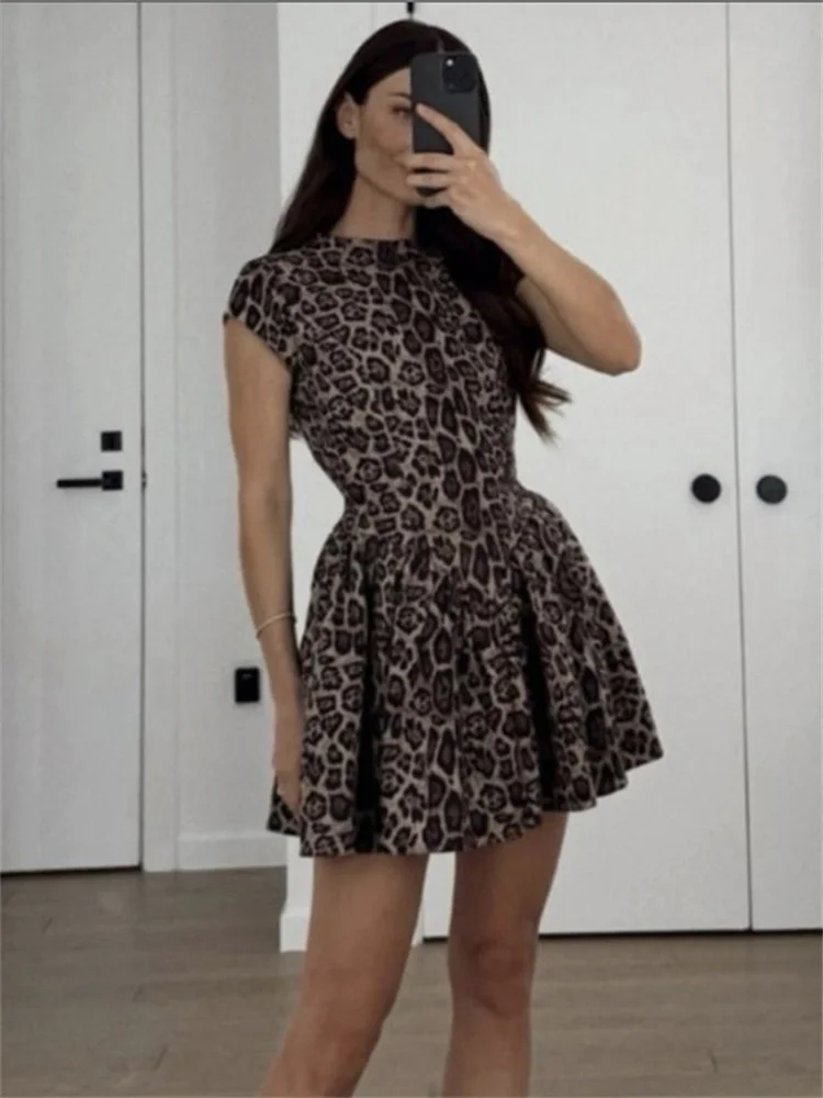 Tossy Backless Leopard Printed Mini Dress Female High Waist Short Sleeve Fashion Contrast Sexy Spring Dress Women Bodycon Dress
Tossy Backless Leopard Printed Mini Dress Female High Waist Short Sleeve Fashion Contrast Sexy Spring Dress Women Bodycon Dress
