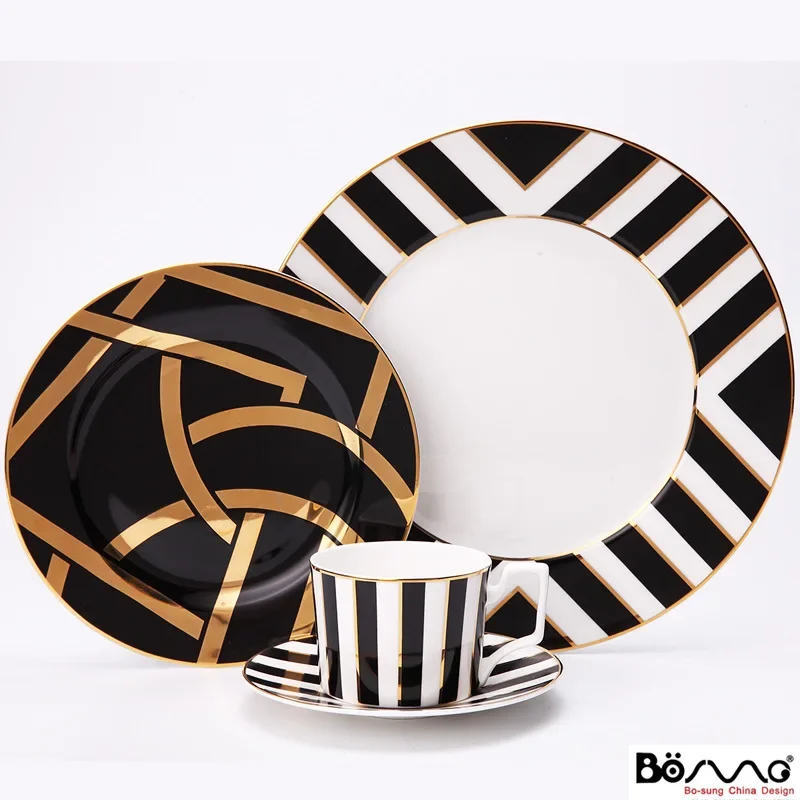 Новый модный набор посуды из костяного фарфора: тарелки для стейка, тарелки для овощей, керамический кофейный набор, чайные чашки и блюдца.
Новый модный набор посуды из костяного фарфора: тарелки для стейка, тарелки для овощей, керамический кофейный набор, чайные чашки и блюдца.