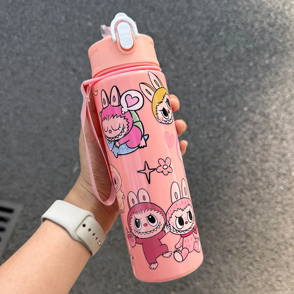 700-800ml Lau Mug Kawaii (Leak-proof Plastic Straw with Carrying Strap) Portable Outdoor Mug Children's Day Gift for Students
700-800ml Lau Mug Kawaii (Leak-proof Plastic Straw with Carrying Strap) Portable Outdoor Mug Children's Day Gift for Students