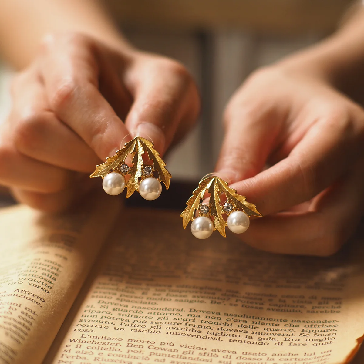 2025 French-Regal Pine-Leaf Motif Pearl Simulant Stud Earrings - Retro Handcrafted Jewelry
2025 French-Regal Pine-Leaf Motif Pearl Simulant Stud Earrings - Retro Handcrafted Jewelry