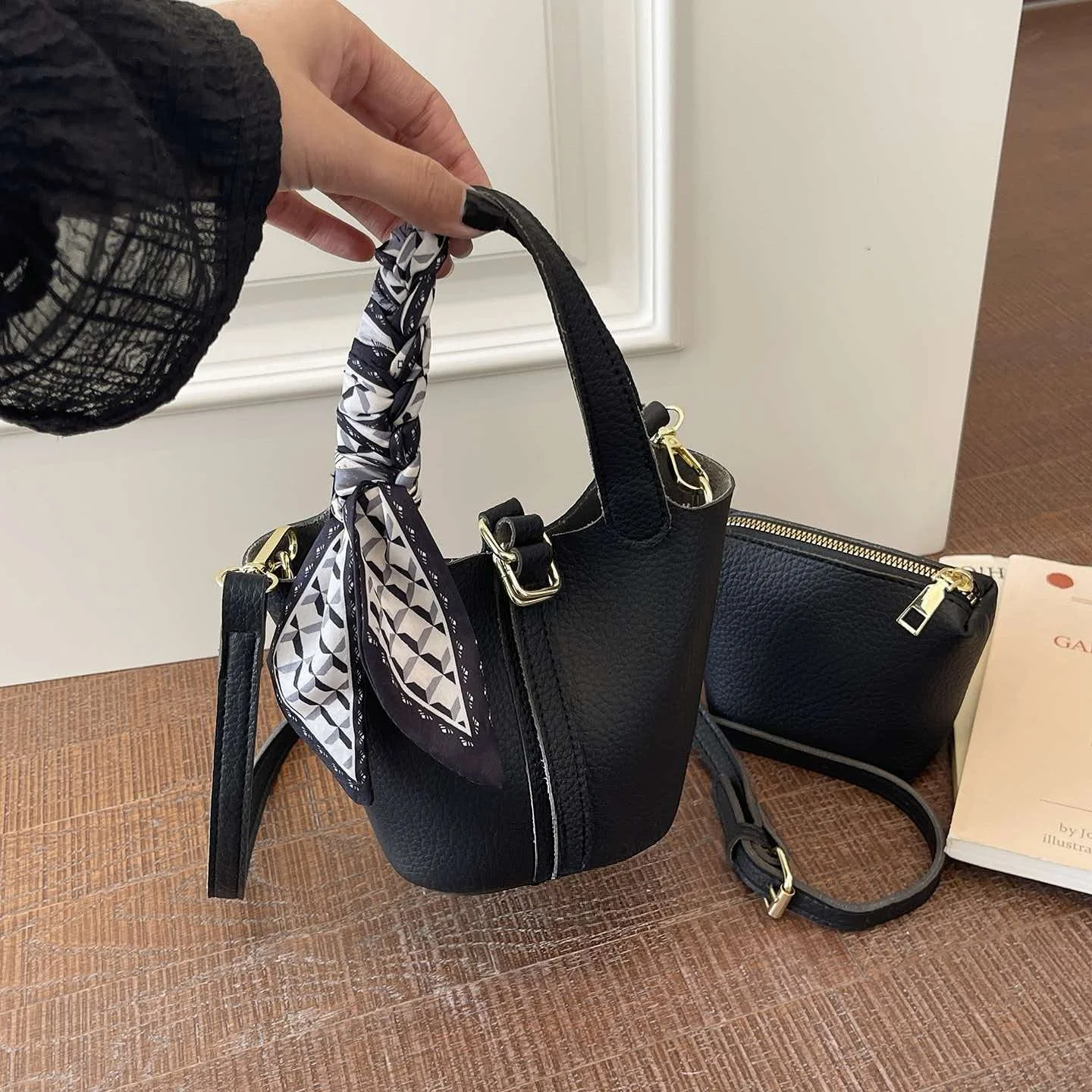 Cesta de verduras con estampado de lichi, bolso tipo cubo para llevar al hombro, moda femenina de alta gama, pañuelo de seda versátil, bolso bandolera. Cesta de verduras con estampado de lichi, bolso tipo cubo para llevar al hombro, moda femenina de alta gama, pañuelo de seda versátil, bolso bandolera.