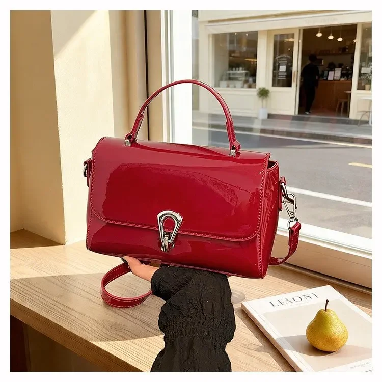 Elegant Retro Diaper Bag Women's Luxury Leather Tote Vintage Crossbody Bag Minimalist Designer Large Capacity Stylish
Elegant Retro Diaper Bag Women's Luxury Leather Tote Vintage Crossbody Bag Minimalist Designer Large Capacity Stylish