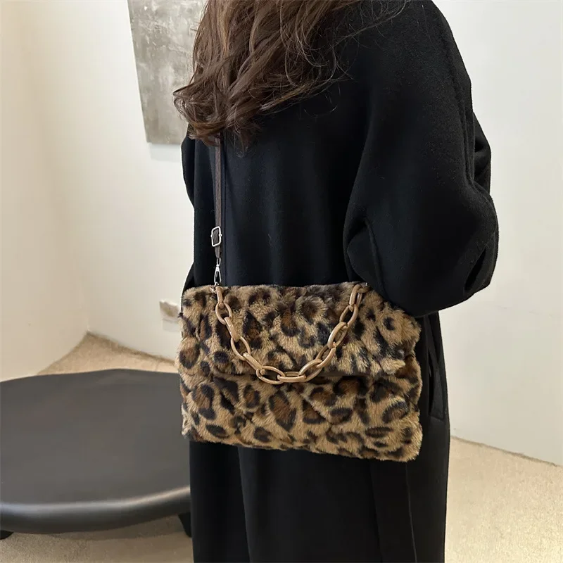 Autumn Winter American Style Retro Style Leopard Print Cow Plush Crossbody Bag Acrylic Chain Shoulder Bag Women's Bags Purses
Autumn Winter American Style Retro Style Leopard Print Cow Plush Crossbody Bag Acrylic Chain Shoulder Bag Women's Bags Purses