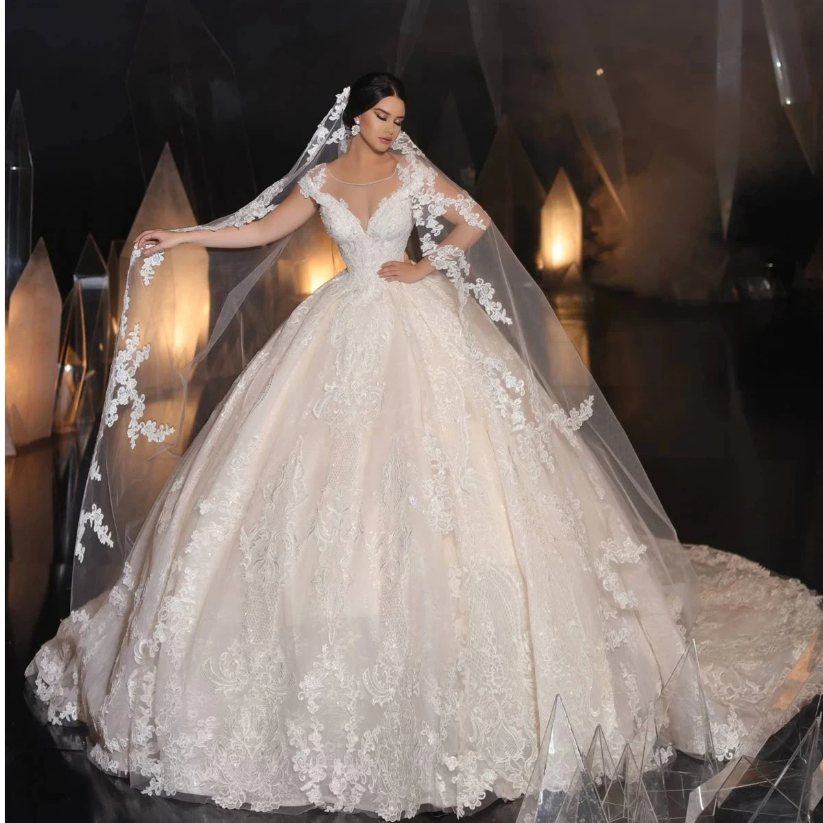 Elegant Illusion Neckline Ball Gown Wedding Dress 3D Lace Appliques Beaded Sparkly Formal Bridal Gown Vestido De NoivaCustomized
Elegant Illusion Neckline Ball Gown Wedding Dress 3D Lace Appliques Beaded Sparkly Formal Bridal Gown Vestido De NoivaCustomized