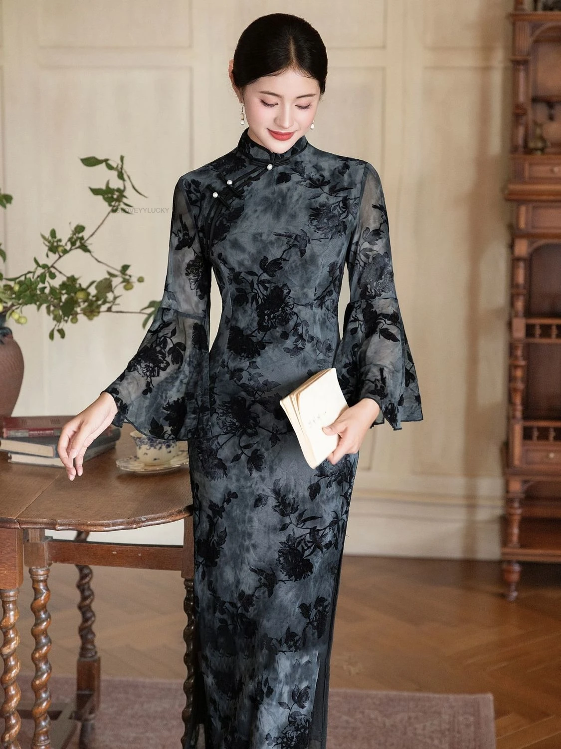 Women Elegant Flare Sleeve Chesongam Print Flower Qipao Velour New Chinese Style Dress Evening Party Vestidos Robe Gown
Women Elegant Flare Sleeve Chesongam Print Flower Qipao Velour New Chinese Style Dress Evening Party Vestidos Robe Gown