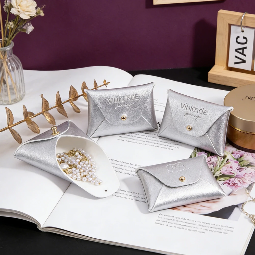 50/100 шт. 7*5 см, 10*7 см, с тисненым логотипом, милые подарочные пакеты для свадебных колец, мешочки для хранения ювелирных изделий, мини-сумочки из искусственной кожи на кнопке для ожерелий
50/100 шт. 7*5 см, 10*7 см, с тисненым логотипом, милые подарочные пакеты для свадебных колец, мешочки для хранения ювелирных изделий, мини-сумочки из искусственной кожи на кнопке для ожерелий