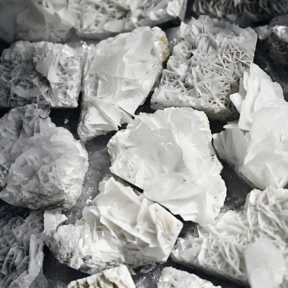 1pc Stunning White Rose Calcite Stone - Bohemian Style with Fluorescent Effect under Purple Light - Perfect for Home Decor
1pc Stunning White Rose Calcite Stone - Bohemian Style with Fluorescent Effect under Purple Light - Perfect for Home Decor