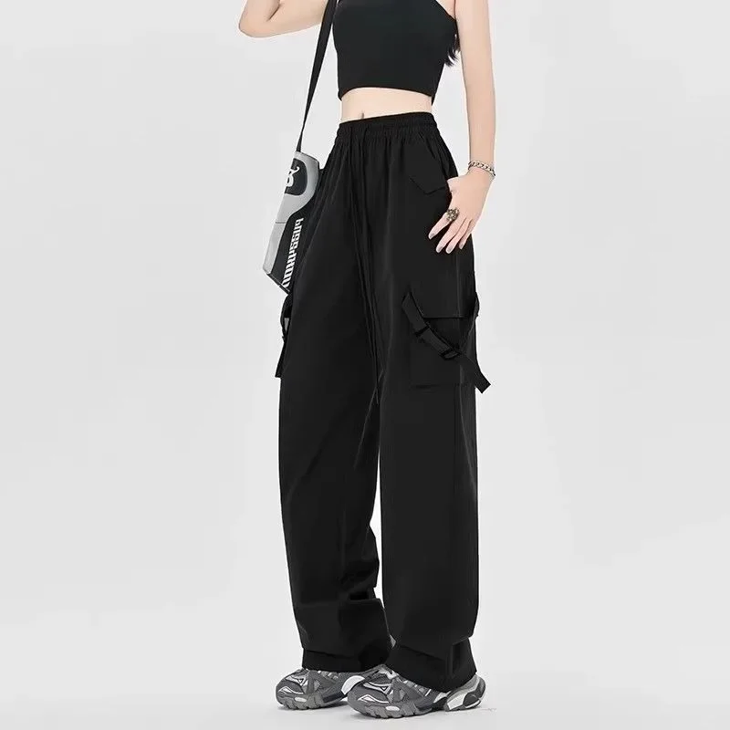 Однотонные прямые женские брюки с эластичной резинкой на талии. Тенденции одежды в стиле хиппи. Осенние шикарные и элегантные винтажные брюки для женщин.
Однотонные прямые женские брюки с эластичной резинкой на талии. Тенденции одежды в стиле хиппи. Осенние шикарные и элегантные винтажные брюки для женщин.