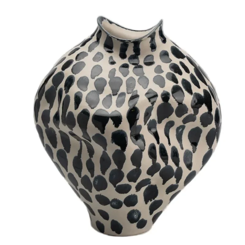 medieval Jingdezhen ceramic vase, creative home high-end flower device decorative ornament 
medieval Jingdezhen ceramic vase, creative home high-end flower device decorative ornament