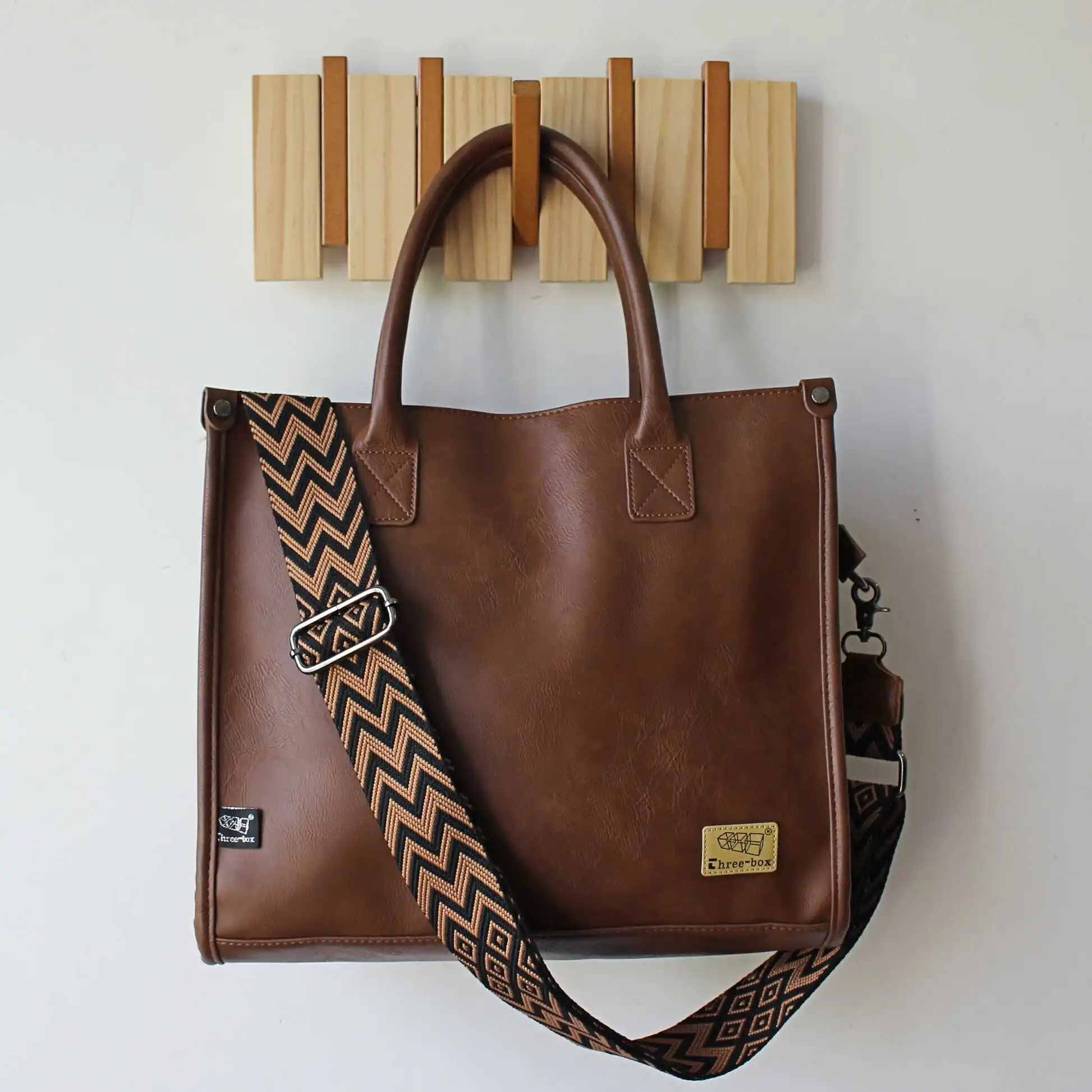 ThreeBox Retro Street Style Single Shoulder Tote Bag Large Capacity Computer Briefcase for Business Casual PU Leather Handbag
ThreeBox Retro Street Style Single Shoulder Tote Bag Large Capacity Computer Briefcase for Business Casual PU Leather Handbag
