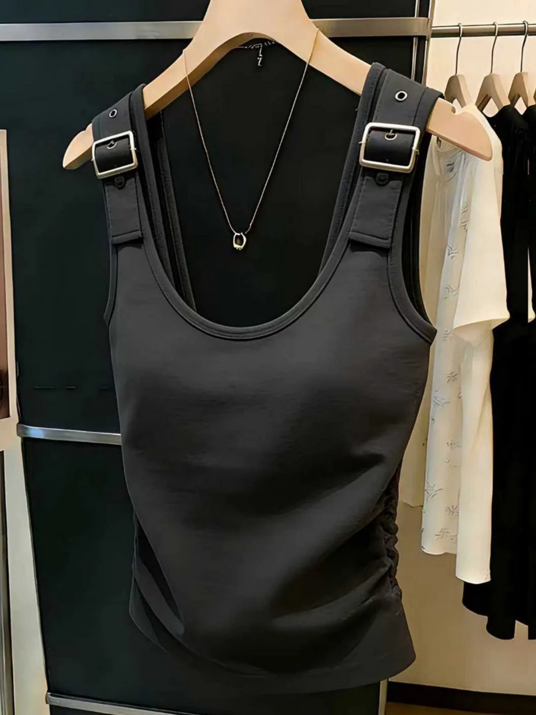 Retro Luxury Sleeveless Strap Vest Women's New 2026 Summer Inner American Chic Sexy Beautiful Top Breathable U-Neck Color
Retro Luxury Sleeveless Strap Vest Women's New 2026 Summer Inner American Chic Sexy Beautiful Top Breathable U-Neck Color