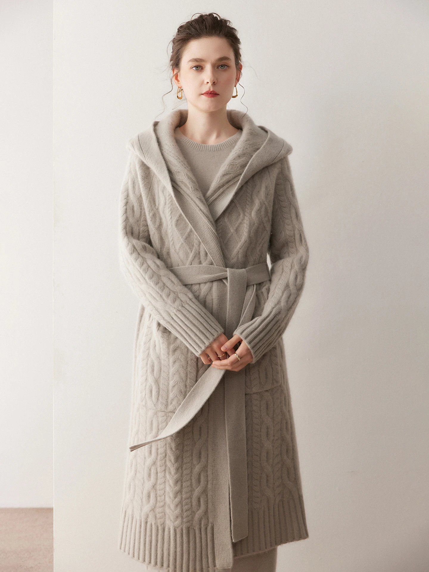 Осенне-зимний женский кардиган из 100% кашемира с капюшоном, узором «косы» и цветочным орнаментом, утолщенный, повседневный, вязаный, легкий люкс, высококачественный
Осенне-зимний женский кардиган из 100% кашемира с капюшоном, узором «косы» и цветочным орнаментом, утолщенный, повседневный, вязаный, легкий люкс, высококачественный