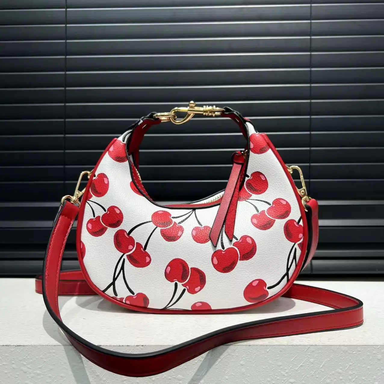 Ladies' fashionable patchwork soft leather half moon bag, cute and simple single shoulder diagonal cross bag
Ladies' fashionable patchwork soft leather half moon bag, cute and simple single shoulder diagonal cross bag