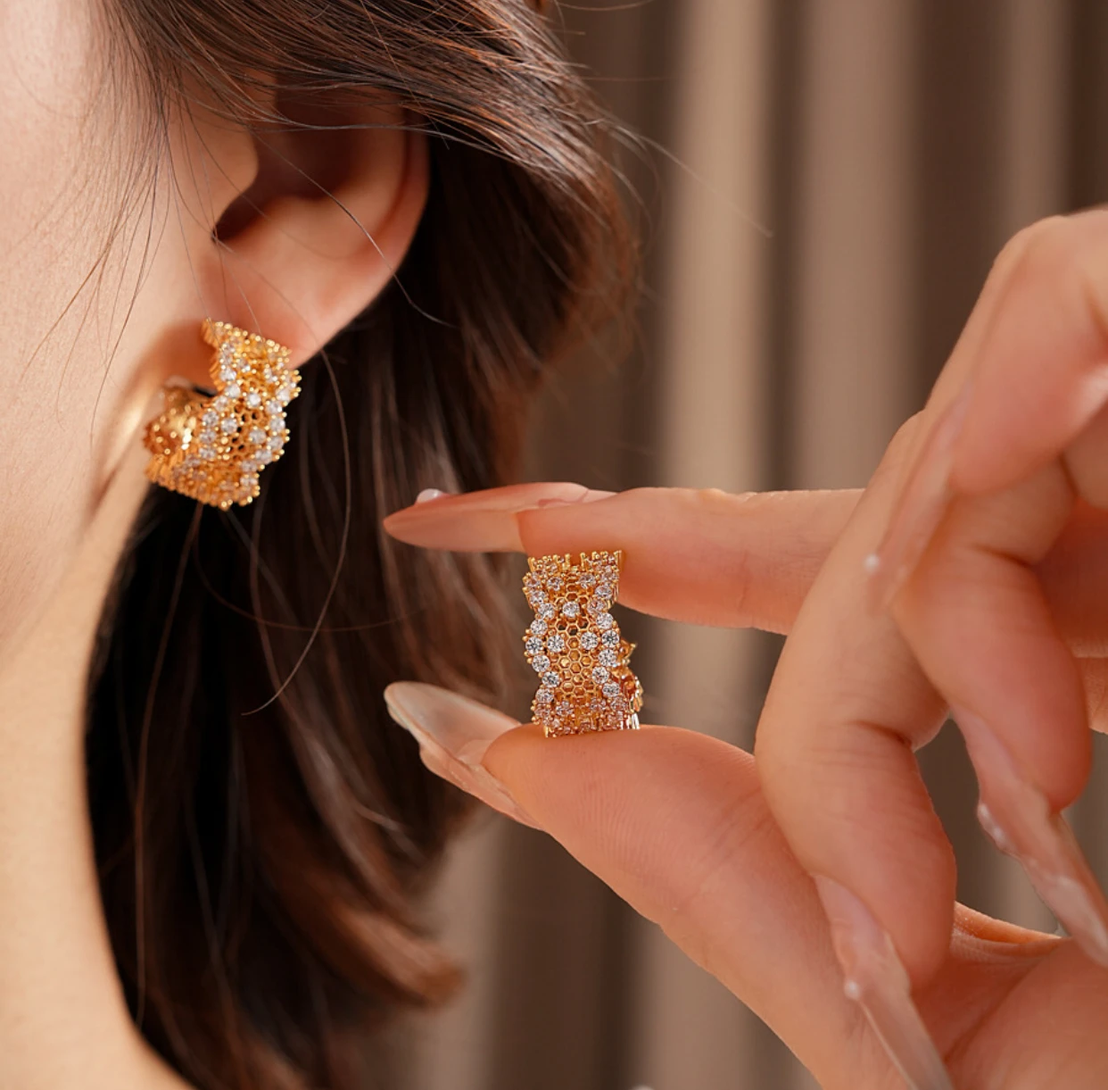 1.9 * 1.8 cm Italian retro luxurious lacquered mesh earrings for women, lace, high-end feeling, court style, small-scale design,
1.9 * 1.8 cm Italian retro luxurious lacquered mesh earrings for women, lace, high-end feeling, court style, small-scale design,