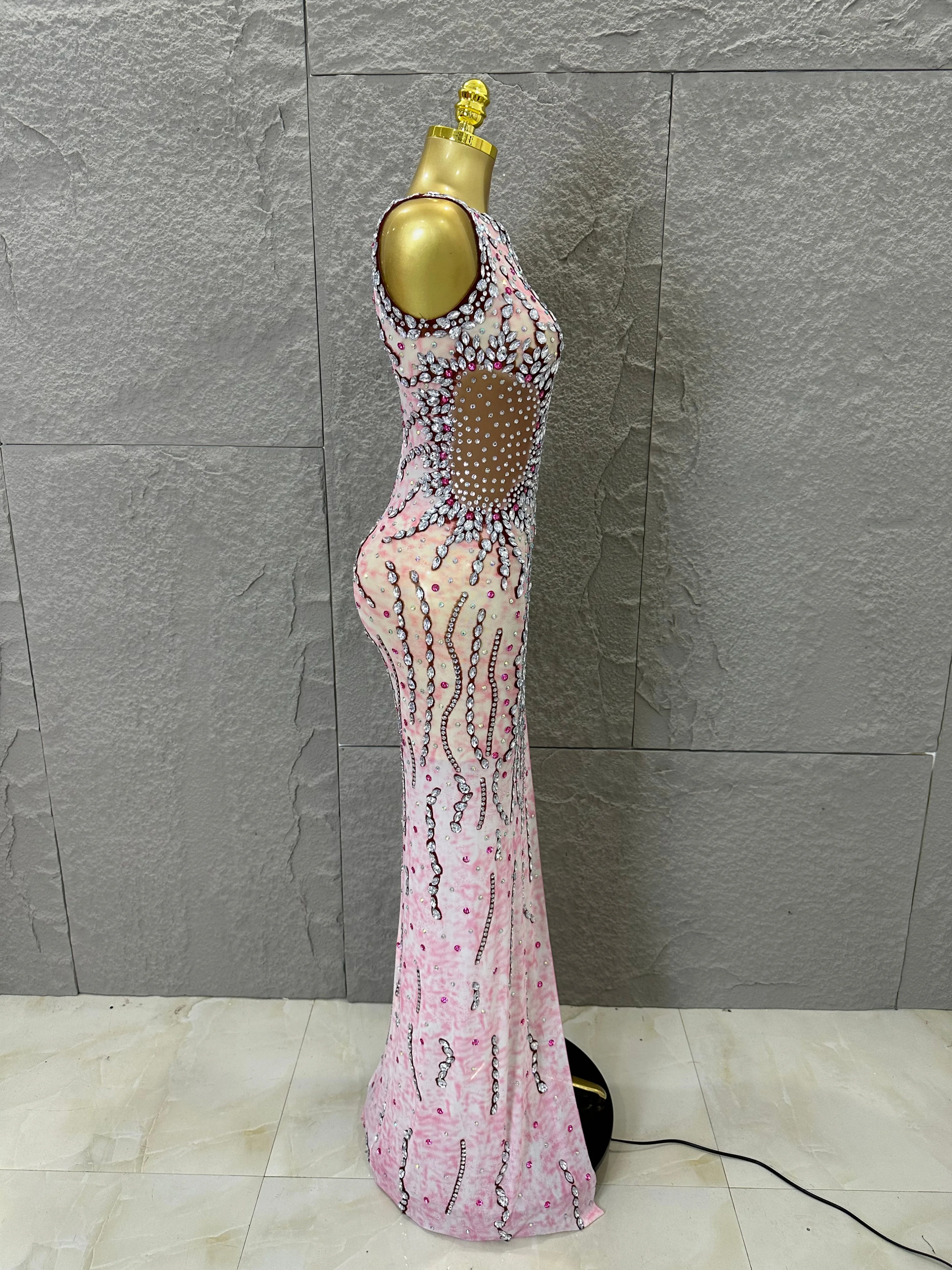 Women Sexy One-Shoulder Crystal Rhinestone Cutout High Slit Sheer Mesh Bodycon Outfit Stage Performance Evening Party Costume
Women Sexy One-Shoulder Crystal Rhinestone Cutout High Slit Sheer Mesh Bodycon Outfit Stage Performance Evening Party Costume