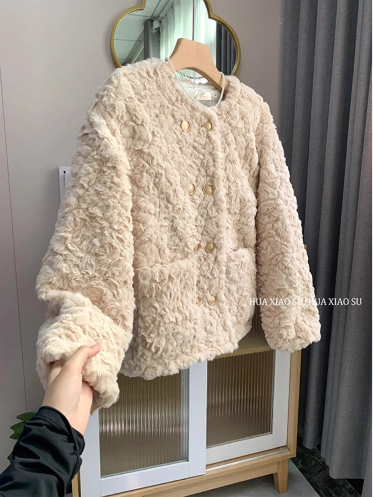 Winter Comfortable Warm Lamb Wool Coat Loose Thickened Solid Color Double-breasted High Quality Tops
Winter Comfortable Warm Lamb Wool Coat Loose Thickened Solid Color Double-breasted High Quality Tops