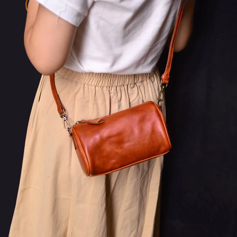 Casual Vintage Top Layer Cowhide Bucket Bag Women's Shoulder Crossbody Bag New Arrival Leather Pillow Bag Commuter Style
Casual Vintage Top Layer Cowhide Bucket Bag Women's Shoulder Crossbody Bag New Arrival Leather Pillow Bag Commuter Style