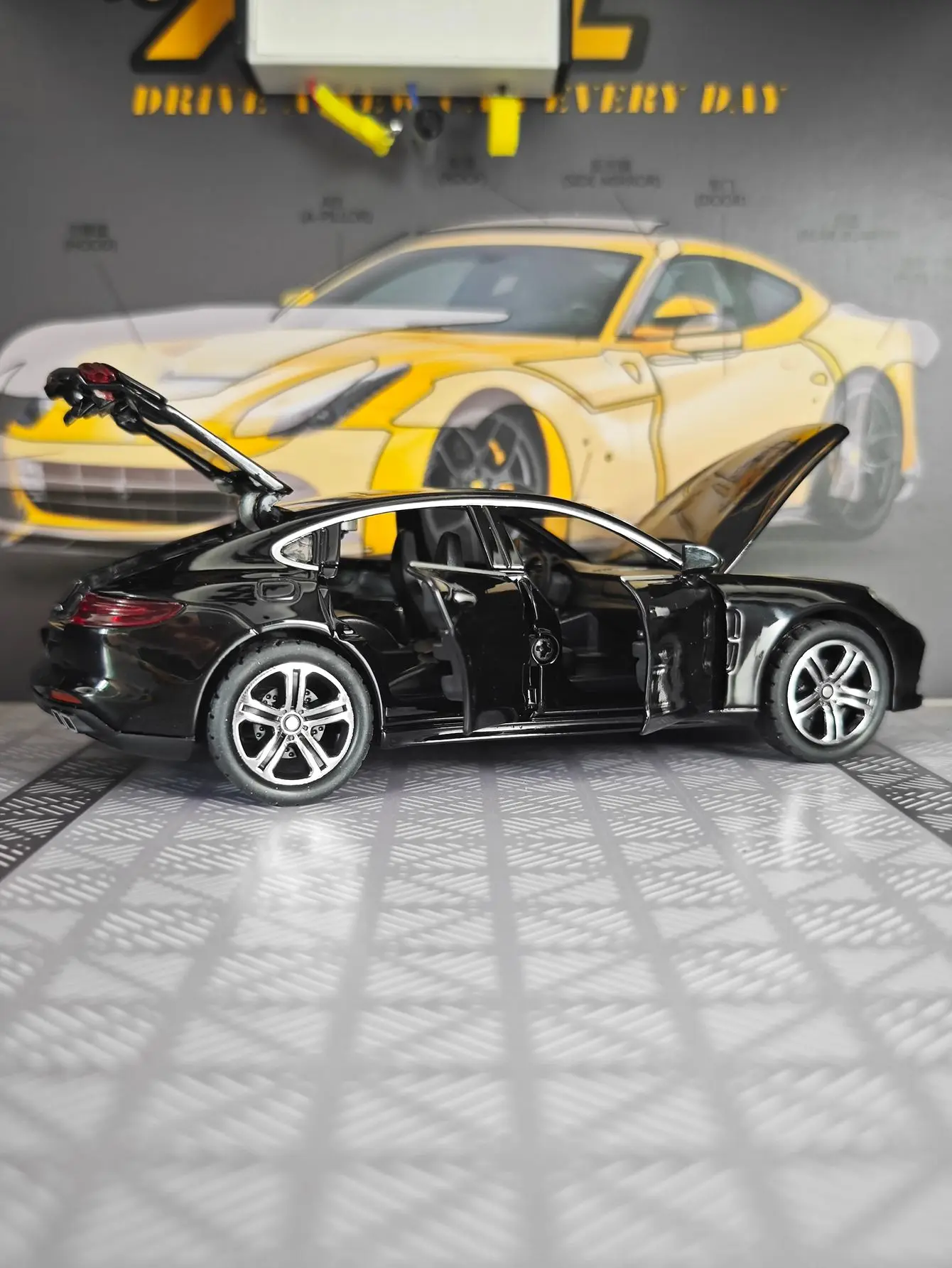 1:32 simulation Porsche Panamera alloy model, doors and engine hood, trunk can be opened fine workmanship, and good quality
1:32 simulation Porsche Panamera alloy model, doors and engine hood, trunk can be opened fine workmanship, and good quality