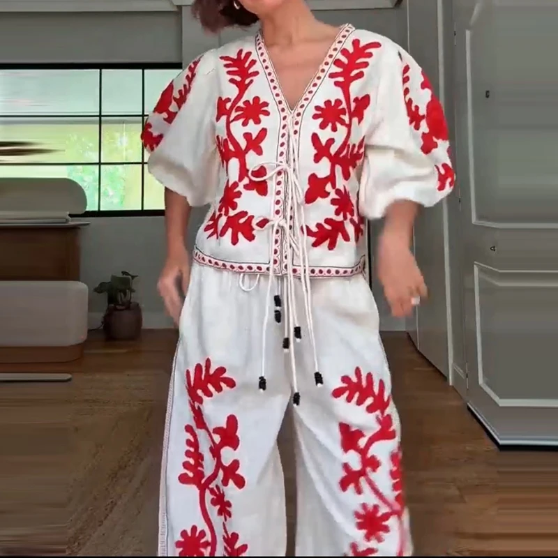 Весенне-летний новый женский комплект для повседневной носки: элегантные брюки с высокой талией, топ с принтом и шнуровкой, брюки с карманами.
Весенне-летний новый женский комплект для повседневной носки: элегантные брюки с высокой талией, топ с принтом и шнуровкой, брюки с карманами.