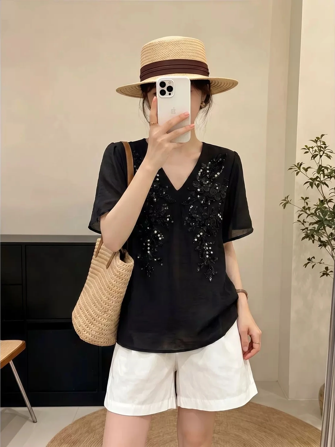 Elegant Sequin Embroidery V-Neck Chiffon Top Women's plus Size Summer New Style Slimming Trendy Top Korean Style Loose Fit
Elegant Sequin Embroidery V-Neck Chiffon Top Women's plus Size Summer New Style Slimming Trendy Top Korean Style Loose Fit