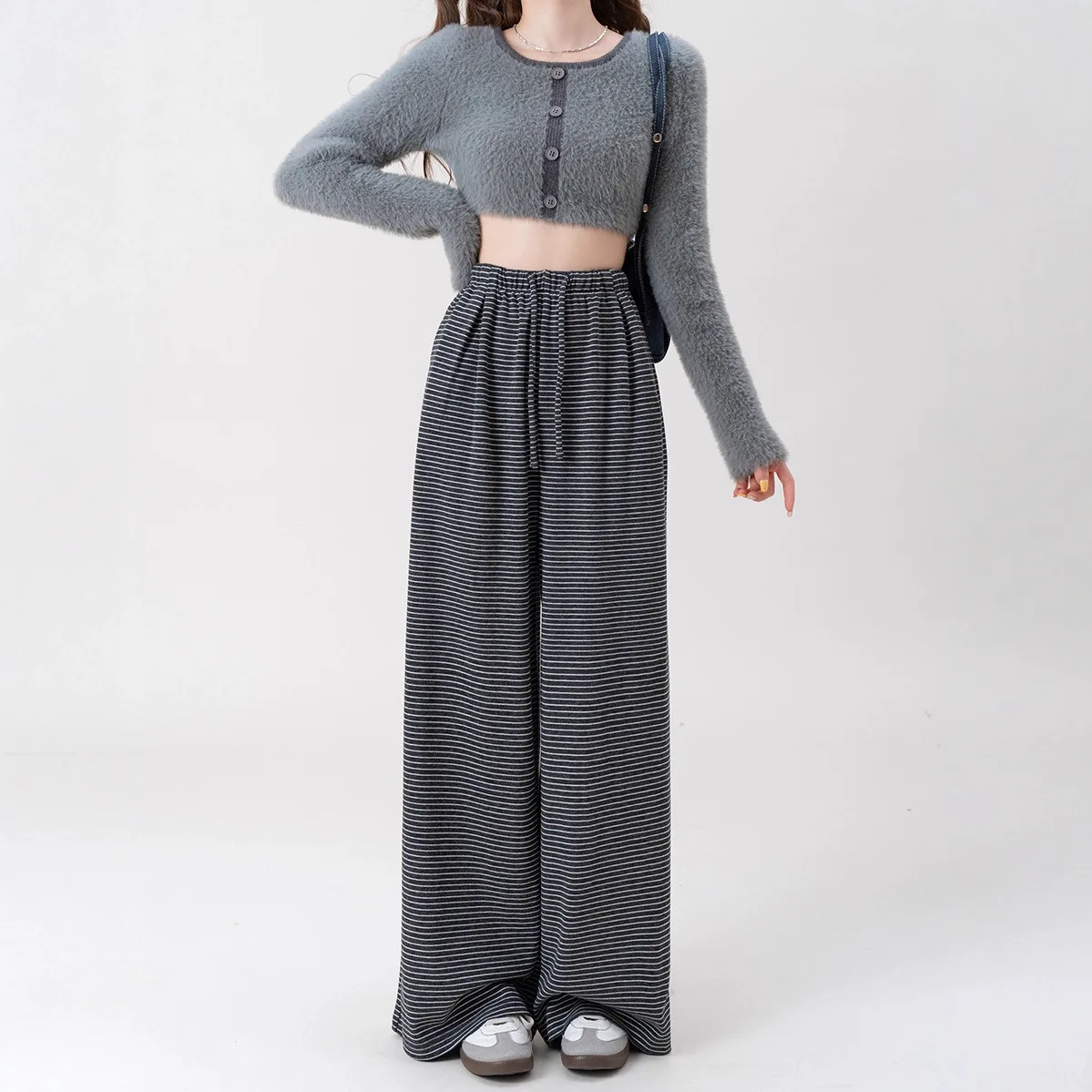 Полосатые прямые широкие брюки с высокой талией для женщин осень-зима, новый стиль, свободные, тонкие, повседневные, длинные
Полосатые прямые широкие брюки с высокой талией для женщин осень-зима, новый стиль, свободные, тонкие, повседневные, длинные