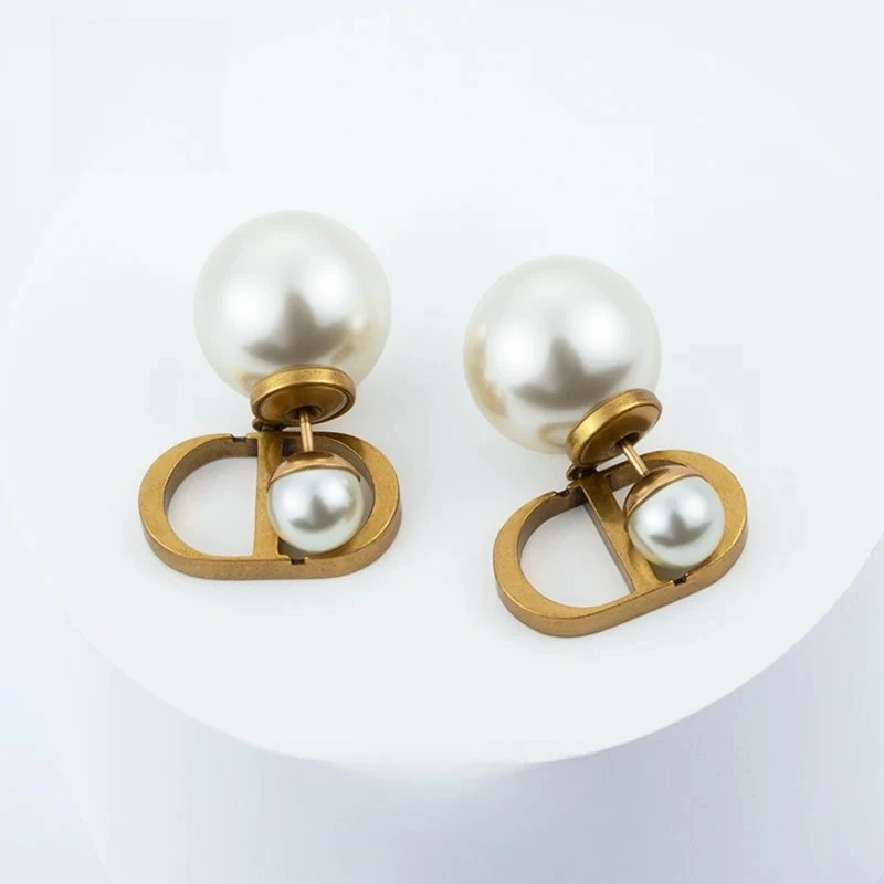 Letter front and back pearl earrings for women, brass retro light luxury high-end earrings
Letter front and back pearl earrings for women, brass retro light luxury high-end earrings