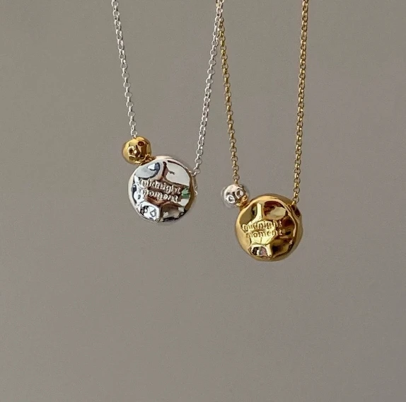 Exquisite gold and silver sweater chain with irregular textured spherical pendant, is a fashionable accessory for women
Exquisite gold and silver sweater chain with irregular textured spherical pendant, is a fashionable accessory for women