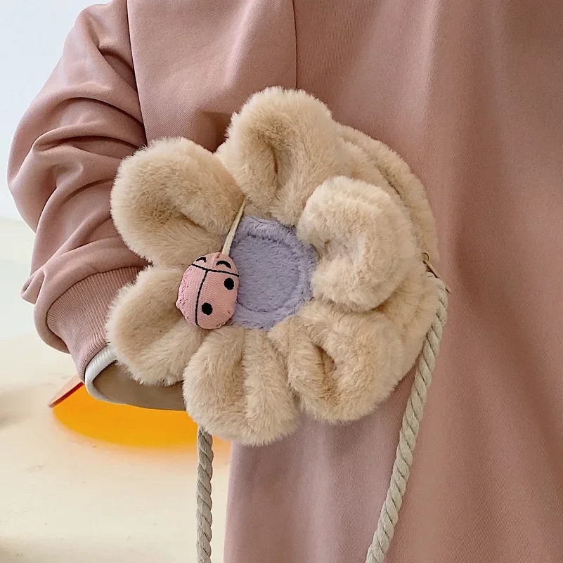 Sunflower Flower Shape One Shoulder Messengers Bag Children's Plush Small Girls Zipper Fashion Cute Round Contrasting Color Bags
Sunflower Flower Shape One Shoulder Messengers Bag Children's Plush Small Girls Zipper Fashion Cute Round Contrasting Color Bags