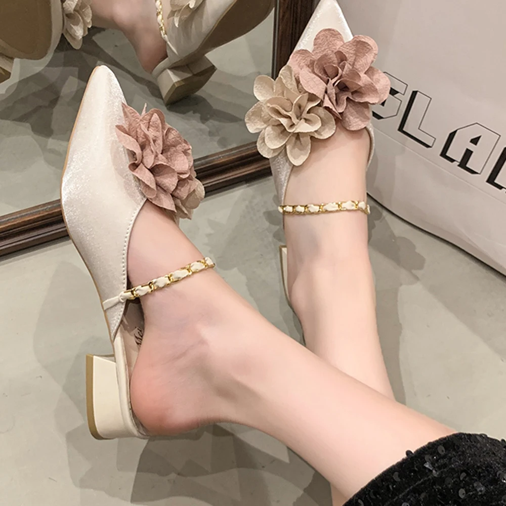 Women Shoes With Transparent Straps And Flower Decoration, Along With Chunky Heels, Make It Easy To Create A Fashionable Look.
Women Shoes With Transparent Straps And Flower Decoration, Along With Chunky Heels, Make It Easy To Create A Fashionable Look.