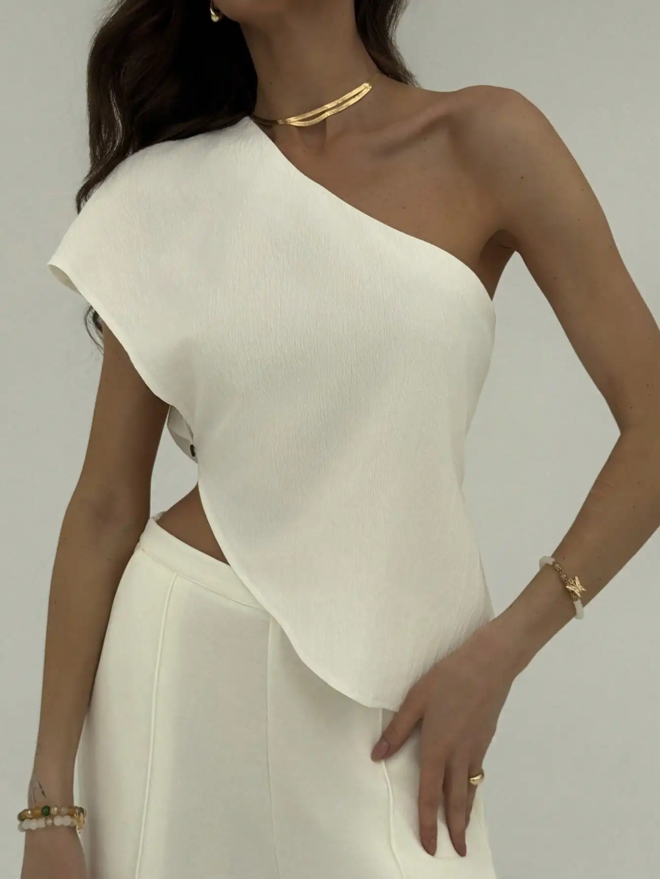 Женская белая асимметричная блузка на одно плечо с вырезом сбоку, из легкой фактурной ткани
Женская белая асимметричная блузка на одно плечо с вырезом сбоку, из легкой фактурной ткани