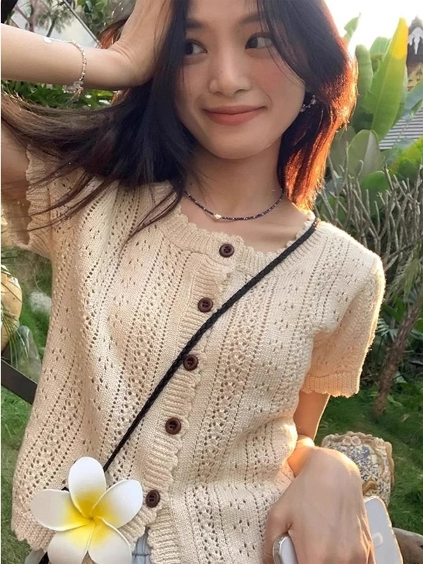 Stylish Short Knitted Sweater Women's Summer Hollow Design Youthful Korean Fashion Loose Fit round Neck Button up
Stylish Short Knitted Sweater Women's Summer Hollow Design Youthful Korean Fashion Loose Fit round Neck Button up