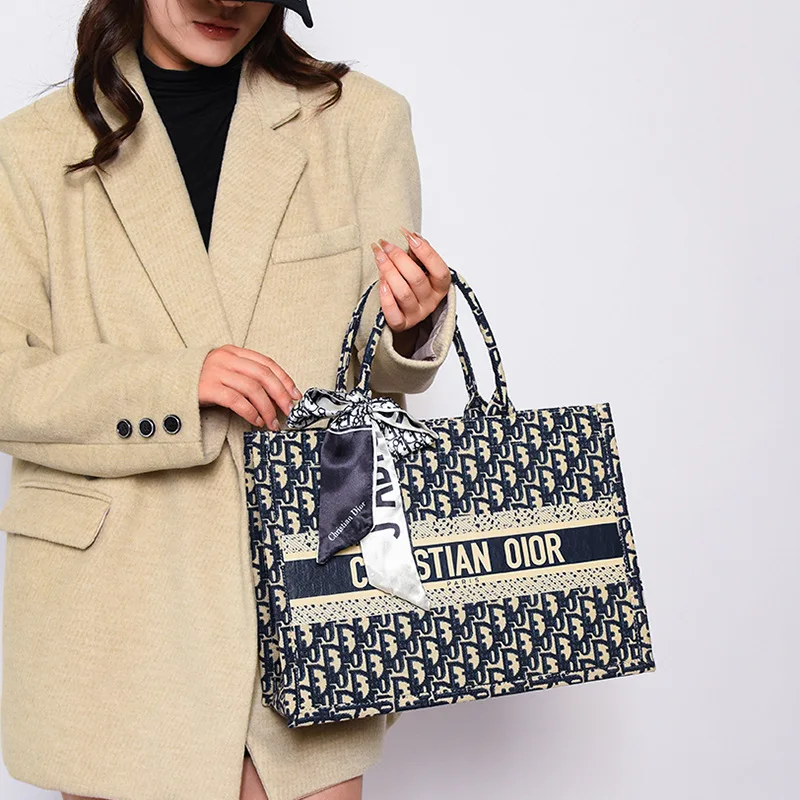 Новая большая сумка с вышивкой и акцентом на шарф, просторная холщовая сумка на плечо для женщин, шикарная верхняя ручка и кошелек через плечо
Новая большая сумка с вышивкой и акцентом на шарф, просторная холщовая сумка на плечо для женщин, шикарная верхняя ручка и кошелек через плечо