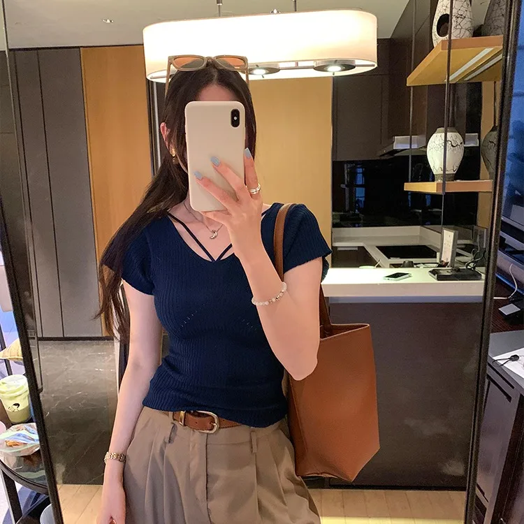 Сексуальный вязаный укороченный топ с V-образным вырезом для женщин, облегающий пуловер, летний повседневный стиль, из смесового полиэстера, удобный и дышащий
Сексуальный вязаный укороченный топ с V-образным вырезом для женщин, облегающий пуловер, летний повседневный стиль, из смесового полиэстера, удобный и дышащий